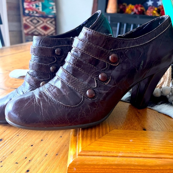 Aerosoles like new zip booties 8.5. - Picture 2 of 5